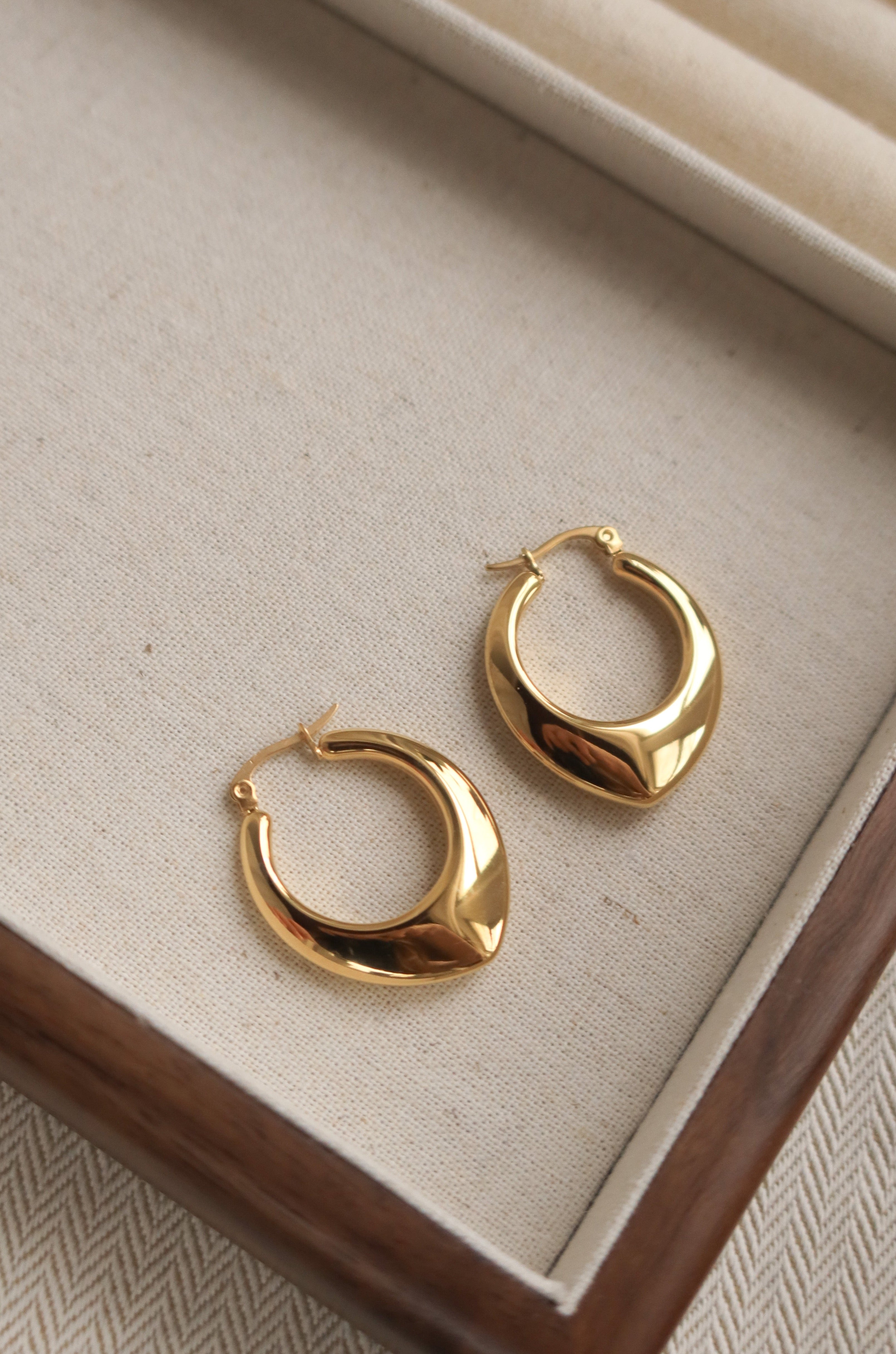 Spade Gold Hoop Earring, pointed hoop earrings 