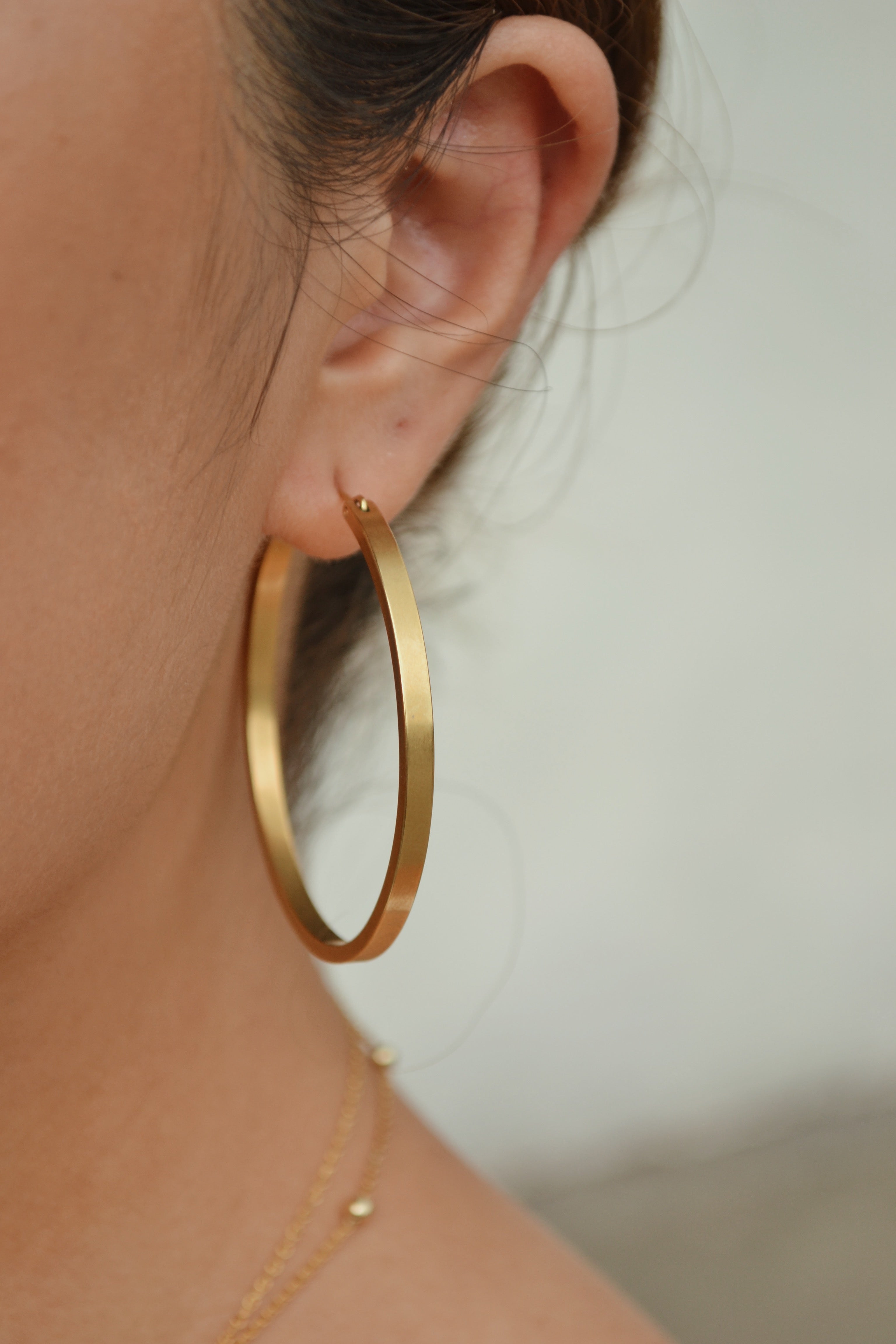 signature gold hoop earrings in 45mm