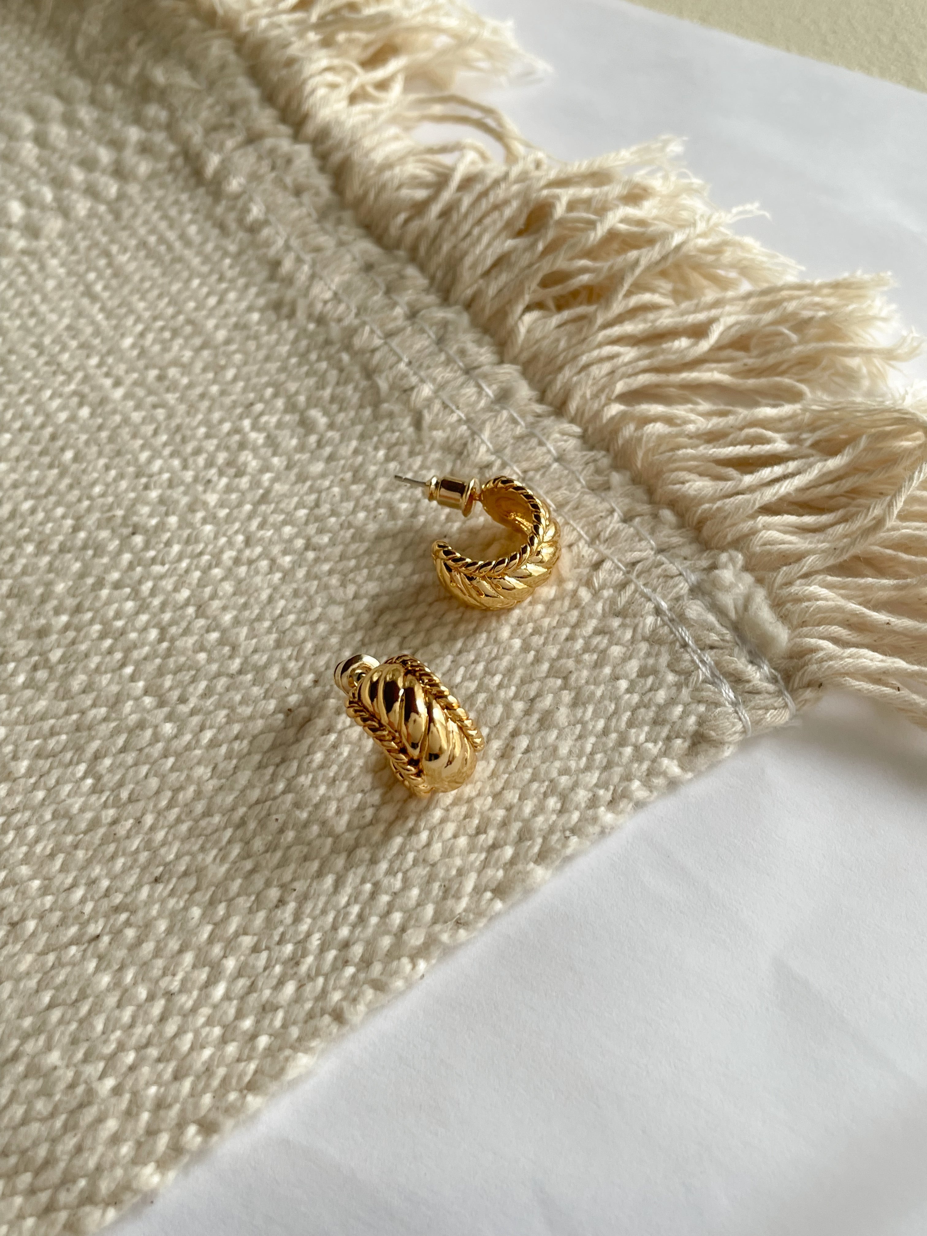 90's Twisted Small Hoops