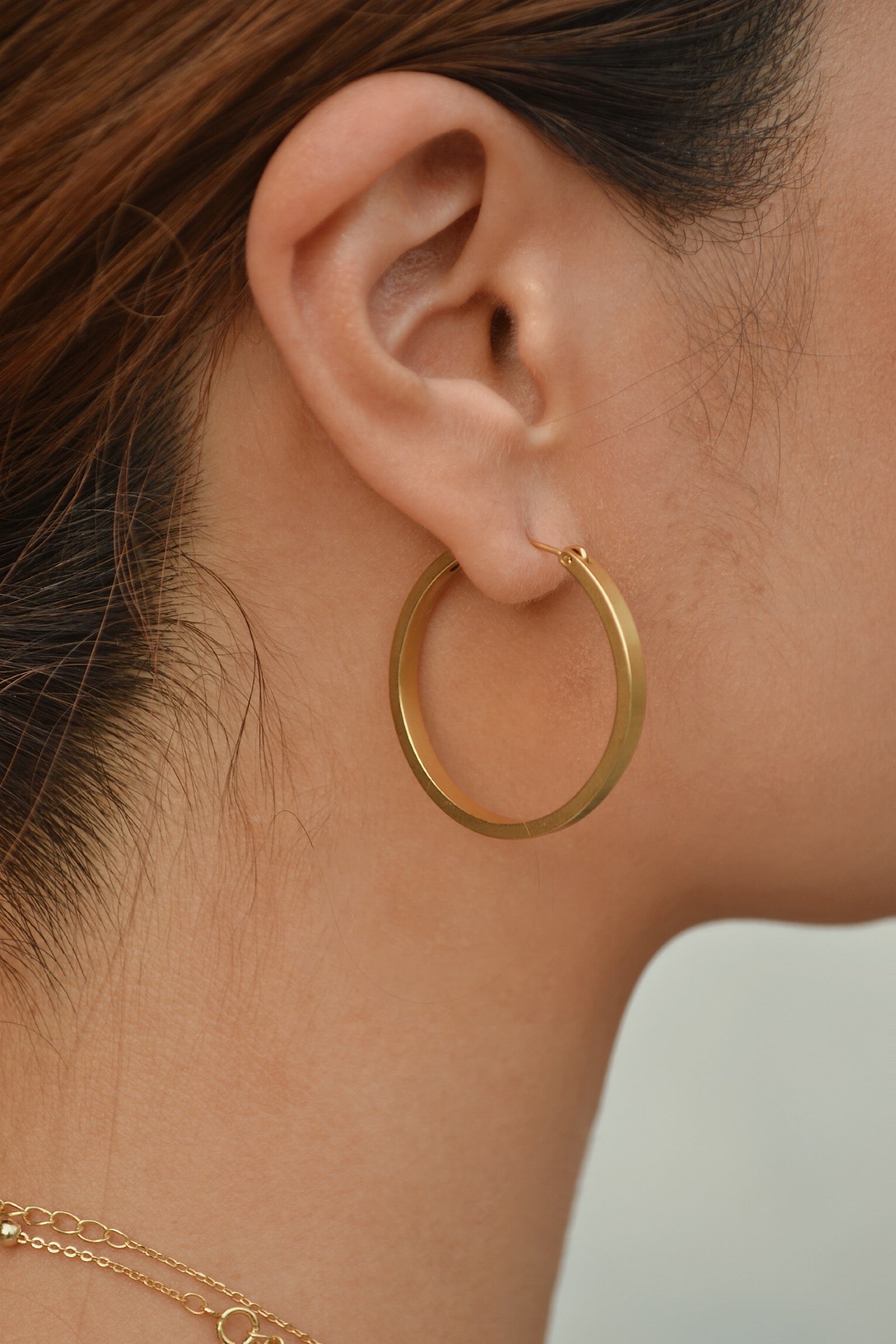 signature gold hoop earrings in 32mm